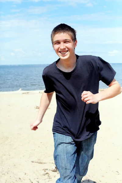 Glücklicher junger Mann läuft — Stockfoto