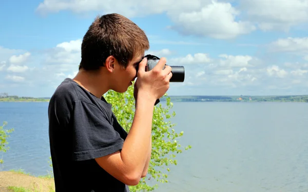 Fiatal férfi kamerával — Stock Fotó