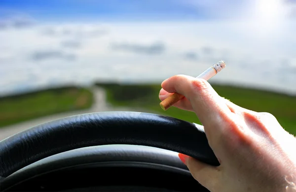 Motorista de carro fumar — Fotografia de Stock