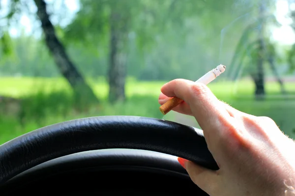 Kierowca samochodu, palenie — Zdjęcie stockowe