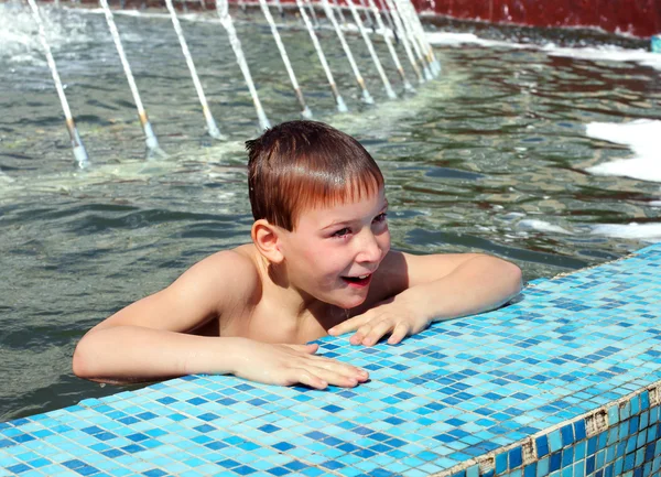 Jongen bad in de fontein — Stockfoto