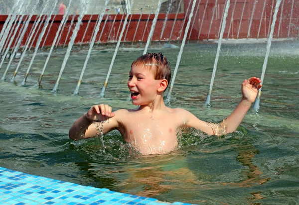Chlapec koupel v fontána — Stock fotografie