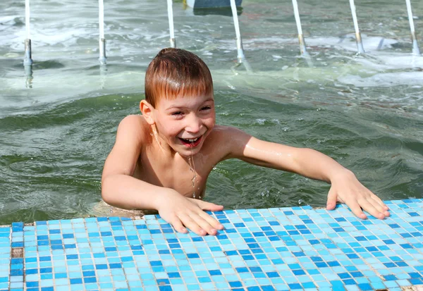 Junge badet im Brunnen — Stockfoto