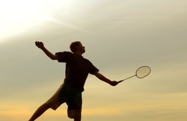 adam badminton oynarken