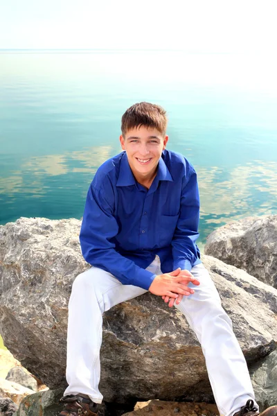 Tonåring nära vattnet — Stockfoto