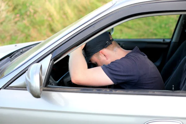 Homem adormece no carro — Fotografia de Stock