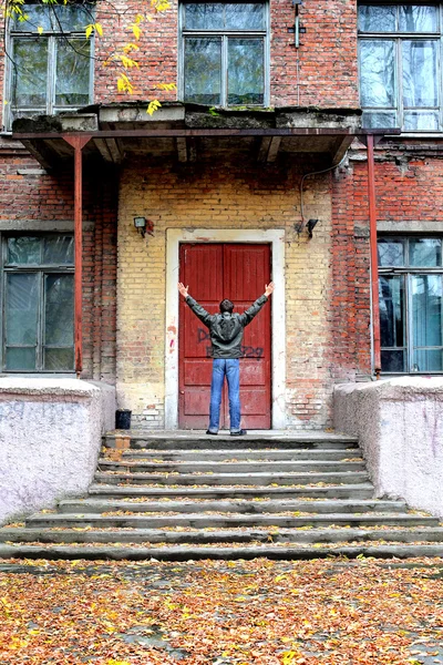 Человек перед закрытой дверью — стоковое фото