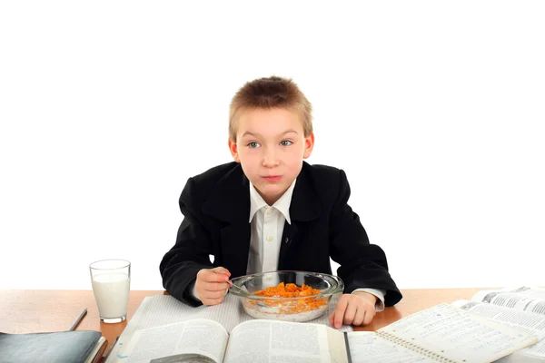 Un écolier mange — Photo