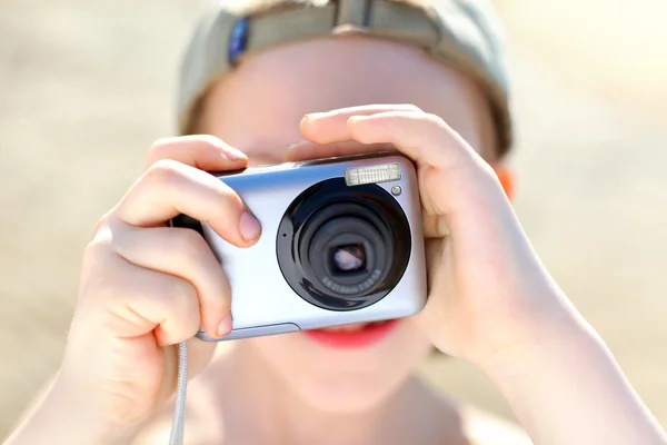 Мальчик с камерой — стоковое фото
