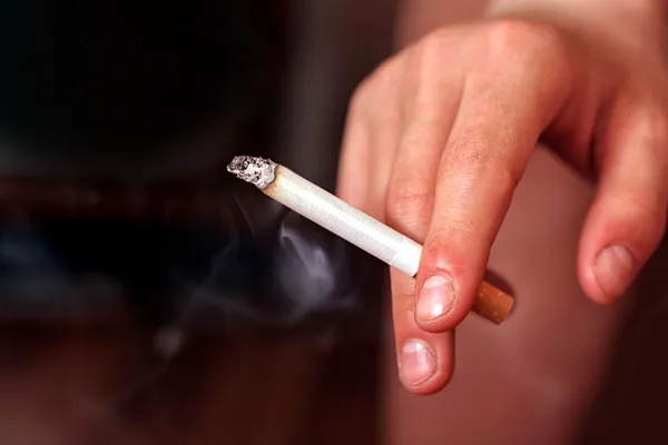 Cigaretta a kézben Stock Kép