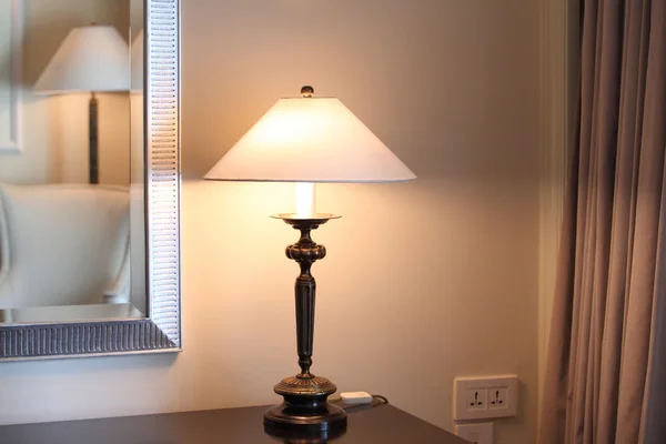 Lampa v hotelovém pokoji — Stock fotografie