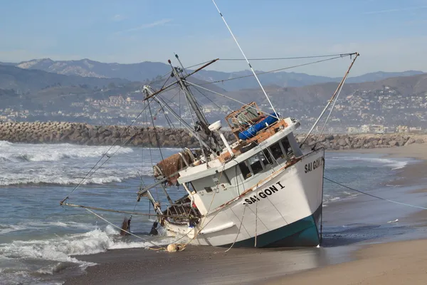 Salvataggio barca da pesca — Foto Stock