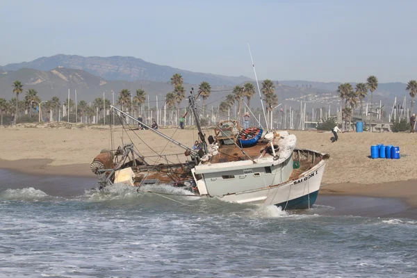 釣りのボートの救助 — ストック写真