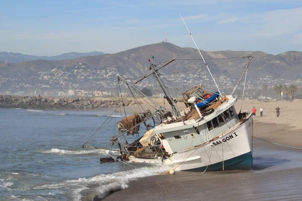 Спасение рыбацкой лодки — стоковое фото