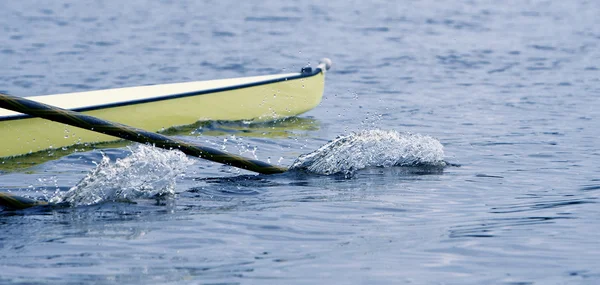Академическая лодка с брызгами воды — стоковое фото