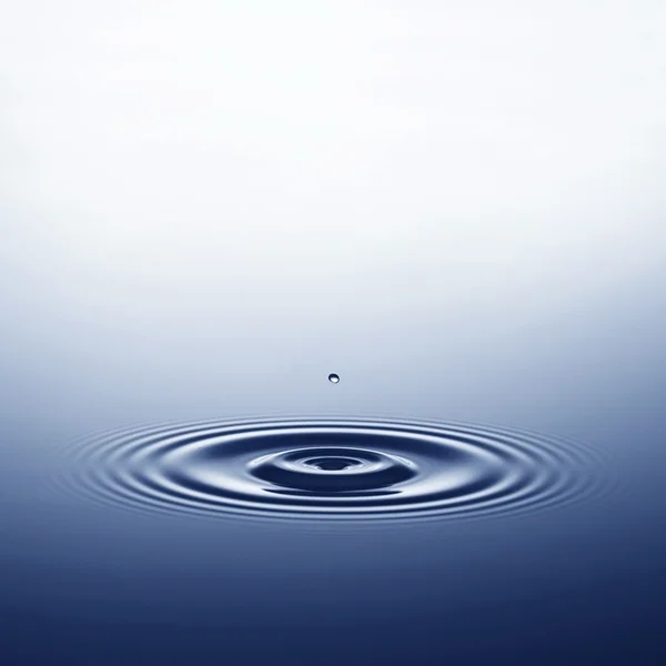 Drops fell into the water — Stock Photo, Image