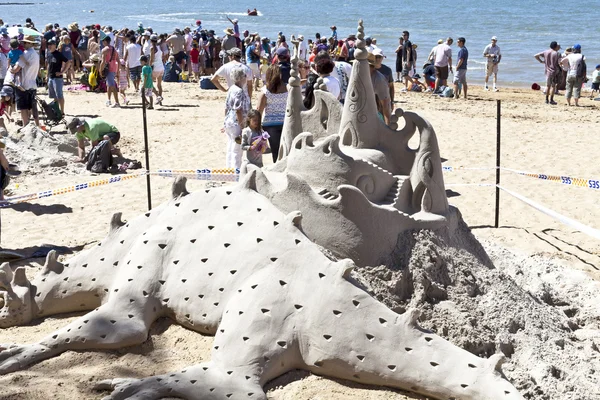 Castello di sabbia sulla spiaggia — Foto Stock