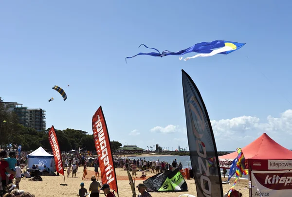Fallschirmspringer landen am Strand — Stockfoto