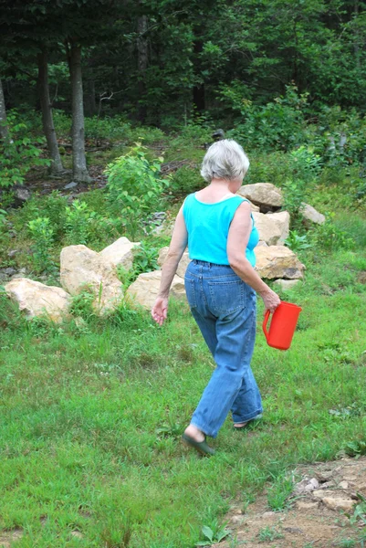 Kvinnlig trädgårdsmästare. — Stockfoto