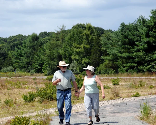 Couple walking together. — Stock Photo, Image