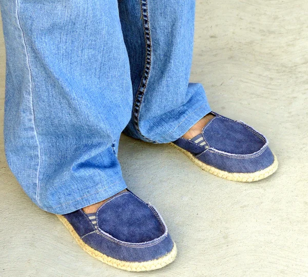 Джинсовые штаны и обувь . — стоковое фото