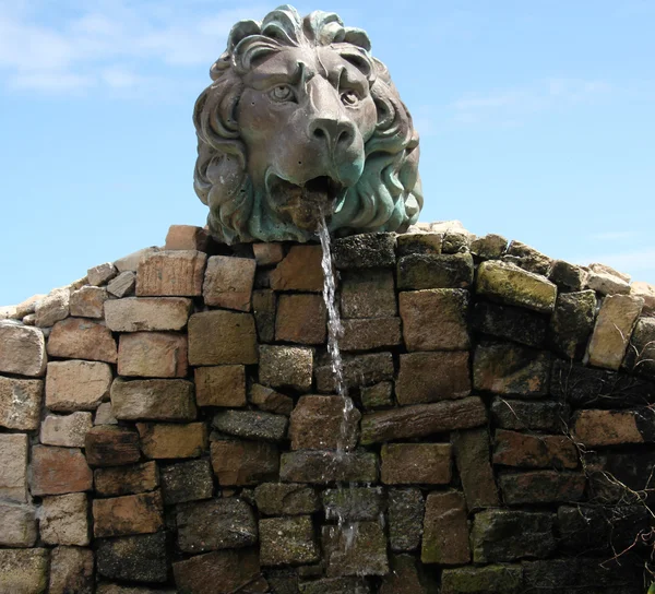 Fontana d'acqua in pietra . — Foto Stock