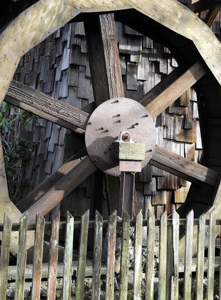 Wasserrad aus Holz. — Stockfoto