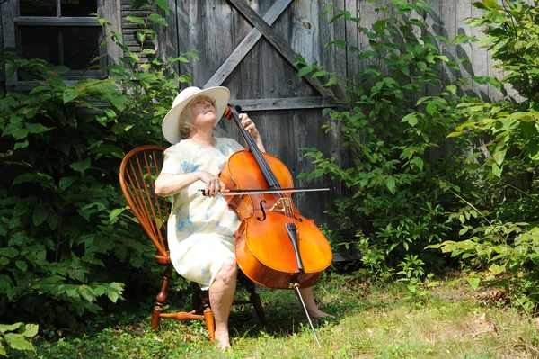 Vrouwelijke cellist. — Stockfoto