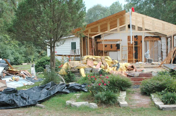 Tornado casa danificada . — Fotografia de Stock