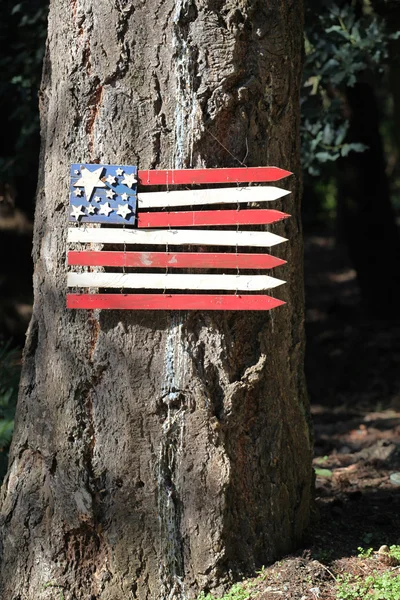 Nachbildung einer US-Flagge aus Holz. — Stockfoto