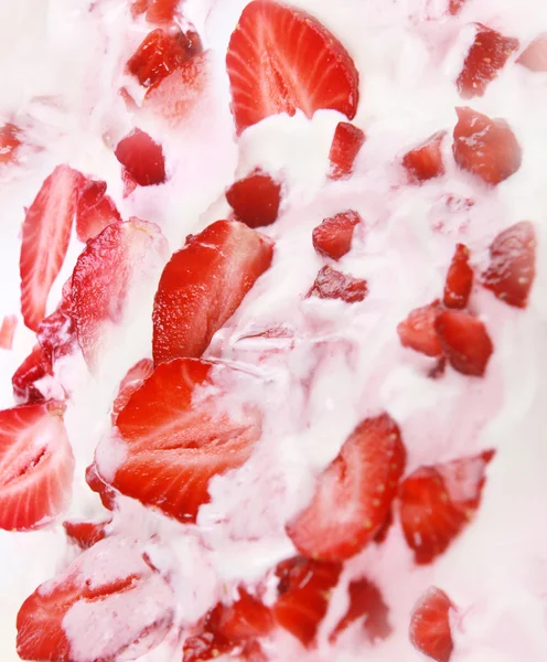 Fresas con fondo crema — Foto de Stock