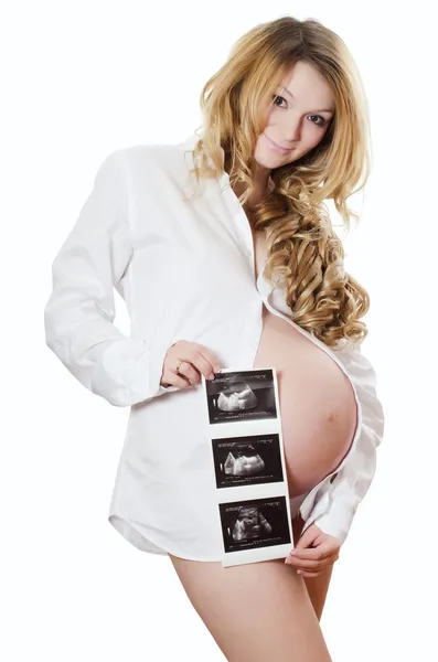 Kobieta w ciąży trzyma obraz USG — Zdjęcie stockowe