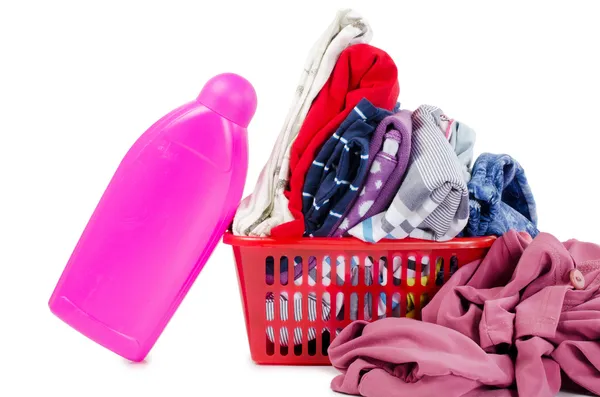 Купа чистого одягу з різним миючим засобом — стокове фото