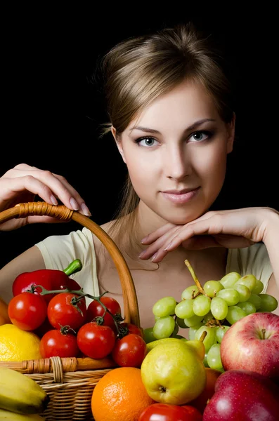 Vacker flicka med frukt och grönsaker — Stockfoto