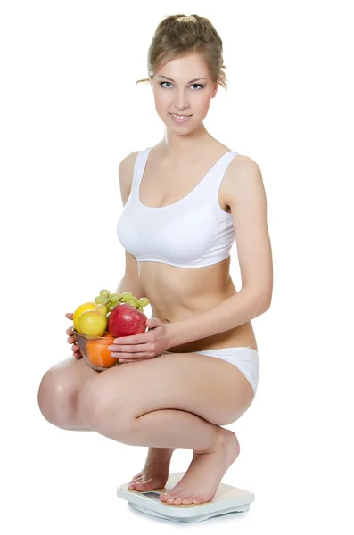 Девушка с фруктами и овощами — стоковое фото