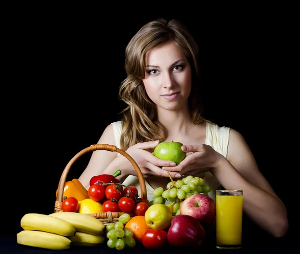 Menina bonita com frutas e legumes — Fotografia de Stock