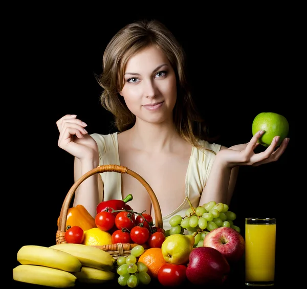 Meyve ve sebze ile güzel kız — Stok fotoğraf