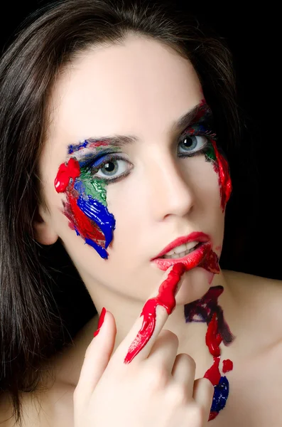 A gyönyörű nő az arcon egy festék — Stock Fotó