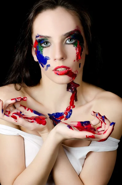 La bella donna con una vernice sul viso — Foto Stock