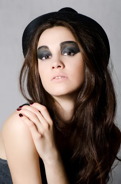 A gyönyörű lány, egy kalap - grunge stílus portréja — Stock Fotó