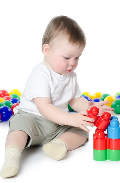 Le petit garçon joue des jouets multicolores — Photo