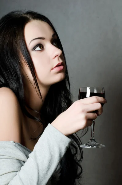 Piękna dziewczyna przy lampce wina — Zdjęcie stockowe