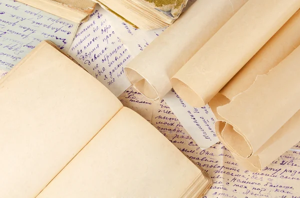 古い手紙の多くの古代の巻物 — ストック写真