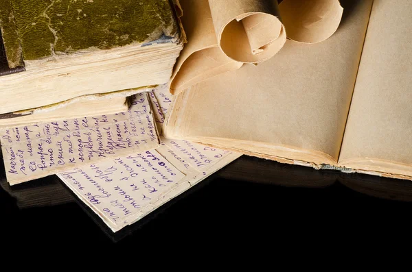 Molte antiche pergamene su vecchie lettere — Foto Stock