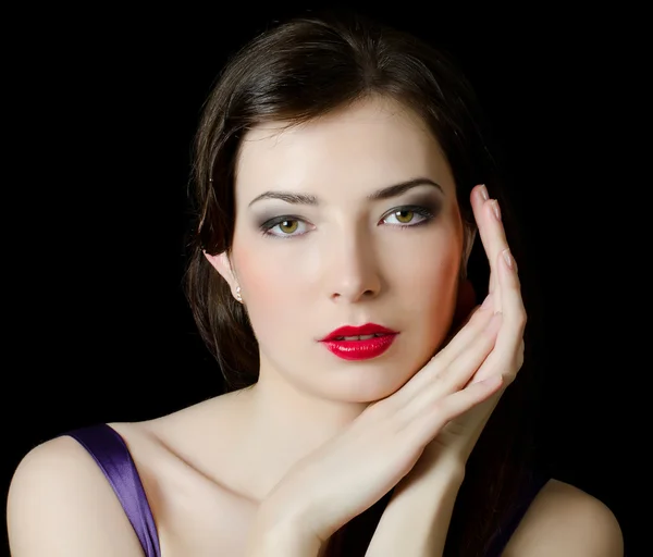 Portret van het mooie elegante meisje met een avond make-up — Stockfoto