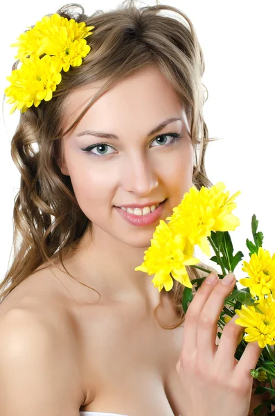 Het meisje met mooie haren met gele chrysant — Stockfoto