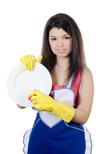 Девушка моет тарелку на белом фоне — стоковое фото