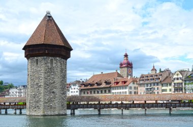 chapel Köprüsü, ünlü'nın panoramik manzarasını ahşap köprü kapalı. Lucerne, İsviçre