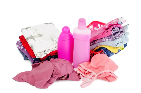 Un mucchio di vestiti puri con detergente diverso — Foto Stock