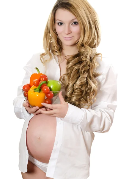 Беременная женщина с овощами — стоковое фото